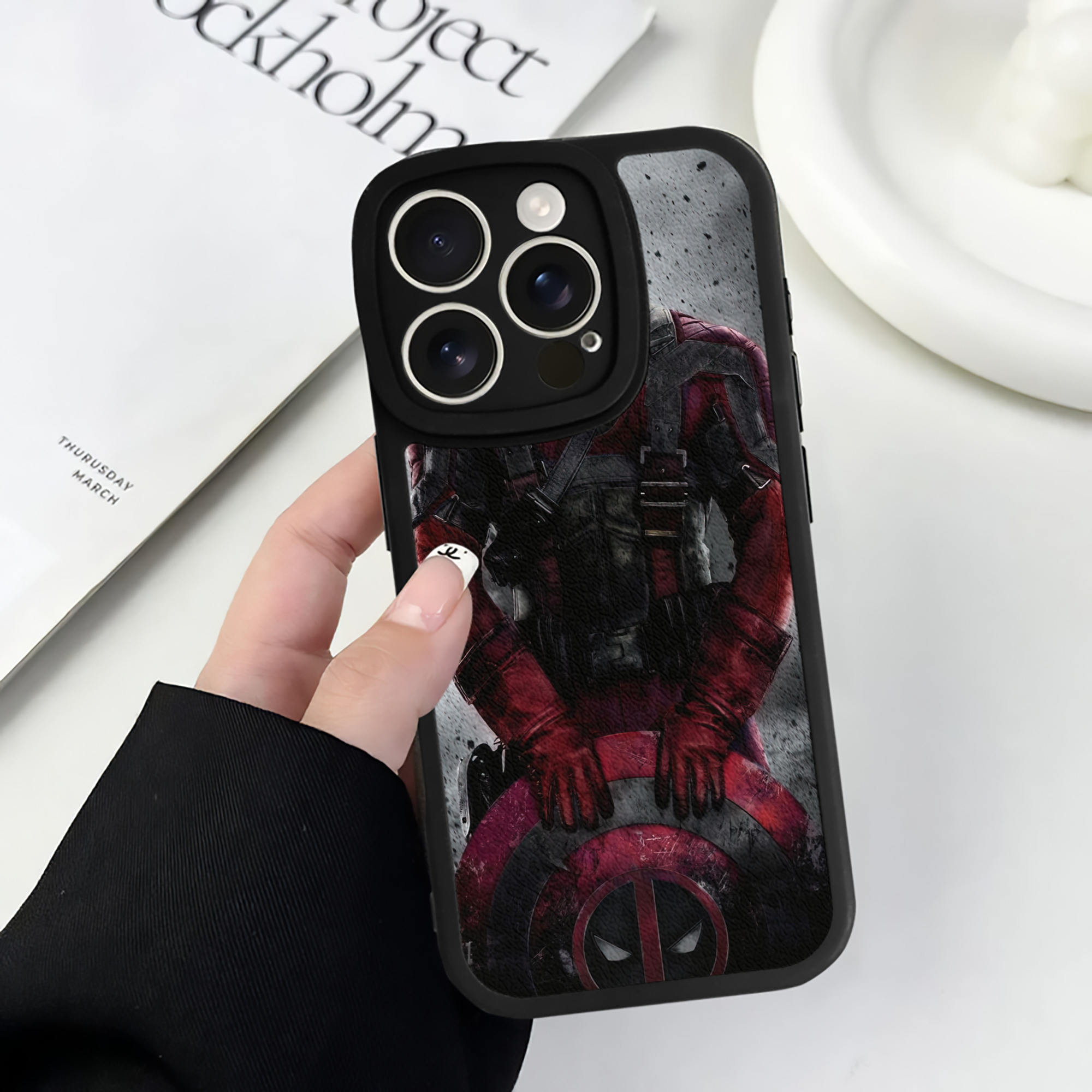 （画像用） Deadpool デッドプール 【iPhone 16シリーズ対応】シリコンスマホケース（レザー調） 材質：シリコン
